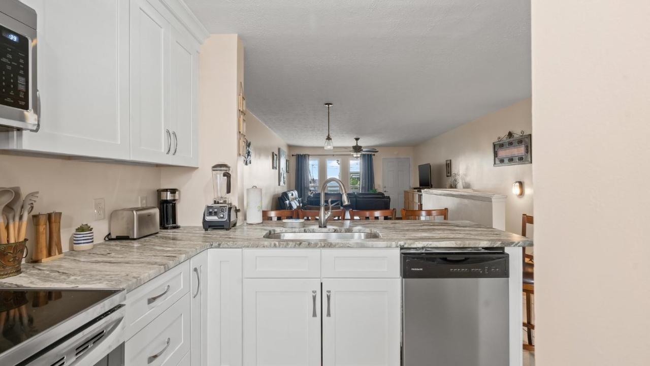 Pet Friendly Townhome With Gulf Views And Hot Tub Right Across From Beach And Schooners Panama City Beach Kültér fotó